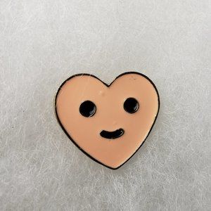 3/10$ NWOT smiling heart lips enamel pin